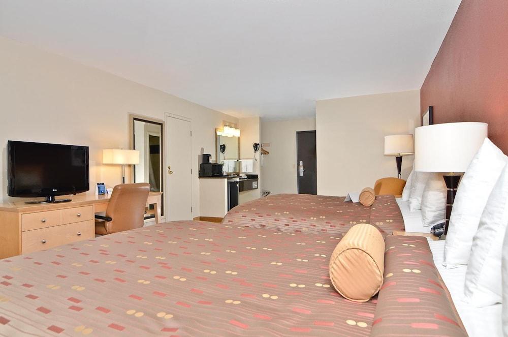 Clackamas Inn And Suites Zewnętrze zdjęcie