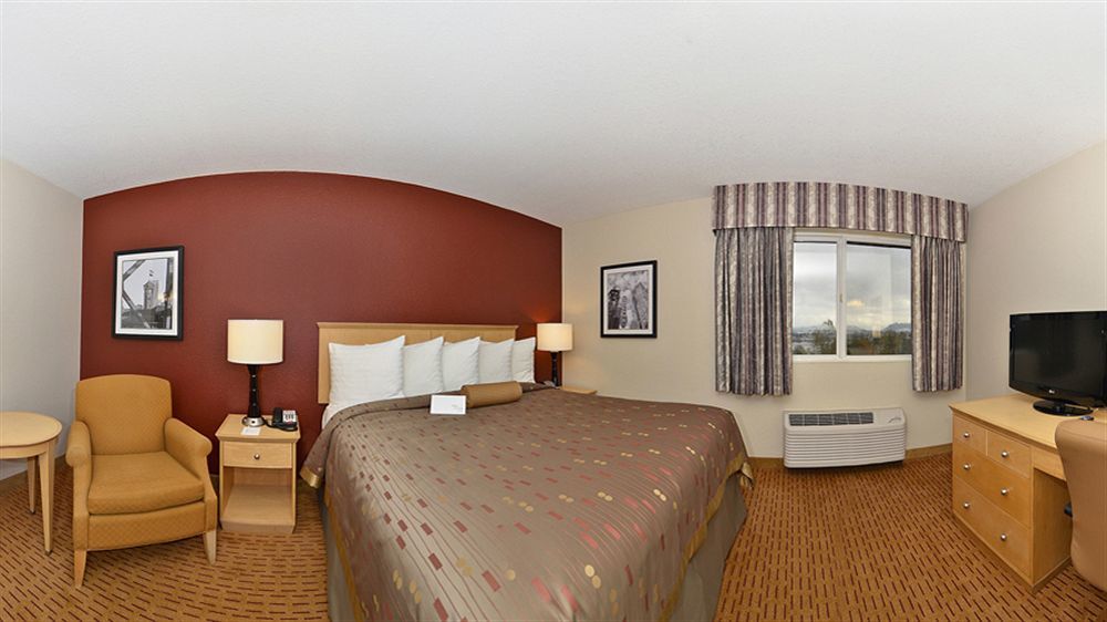 Clackamas Inn And Suites Zewnętrze zdjęcie