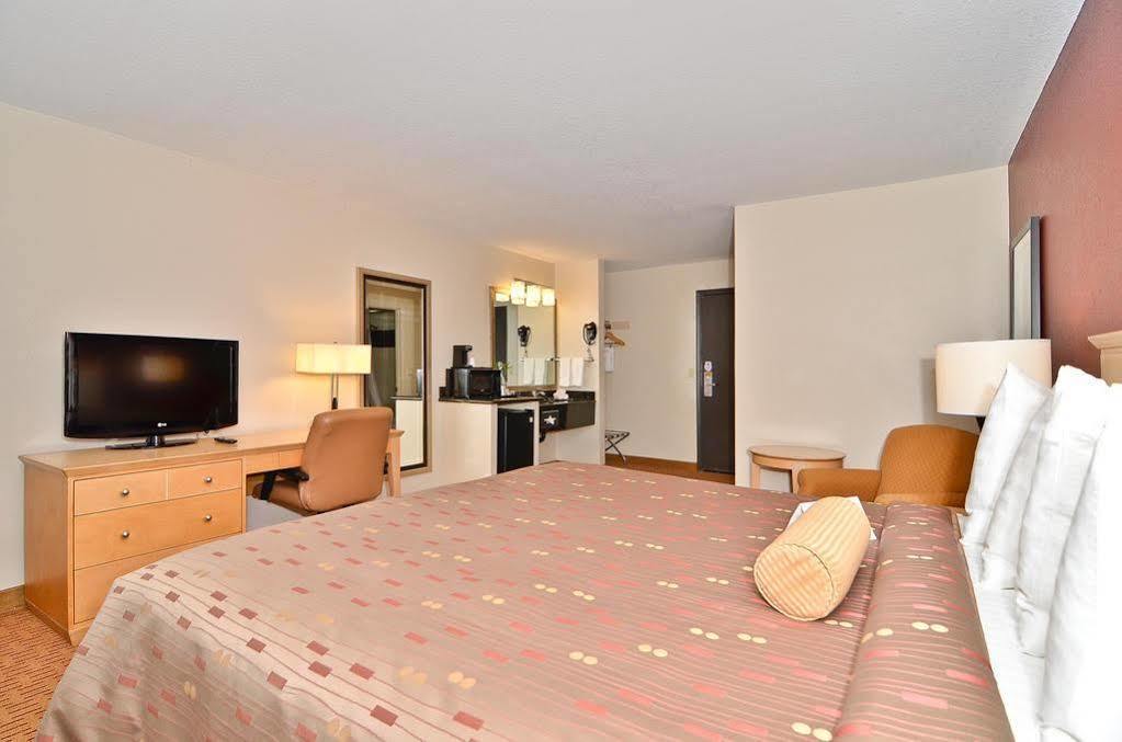 Clackamas Inn And Suites Zewnętrze zdjęcie