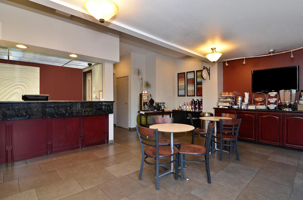 Clackamas Inn And Suites Zewnętrze zdjęcie
