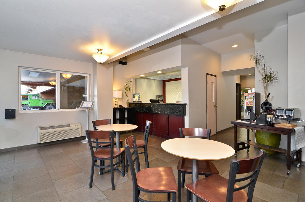 Clackamas Inn And Suites Zewnętrze zdjęcie